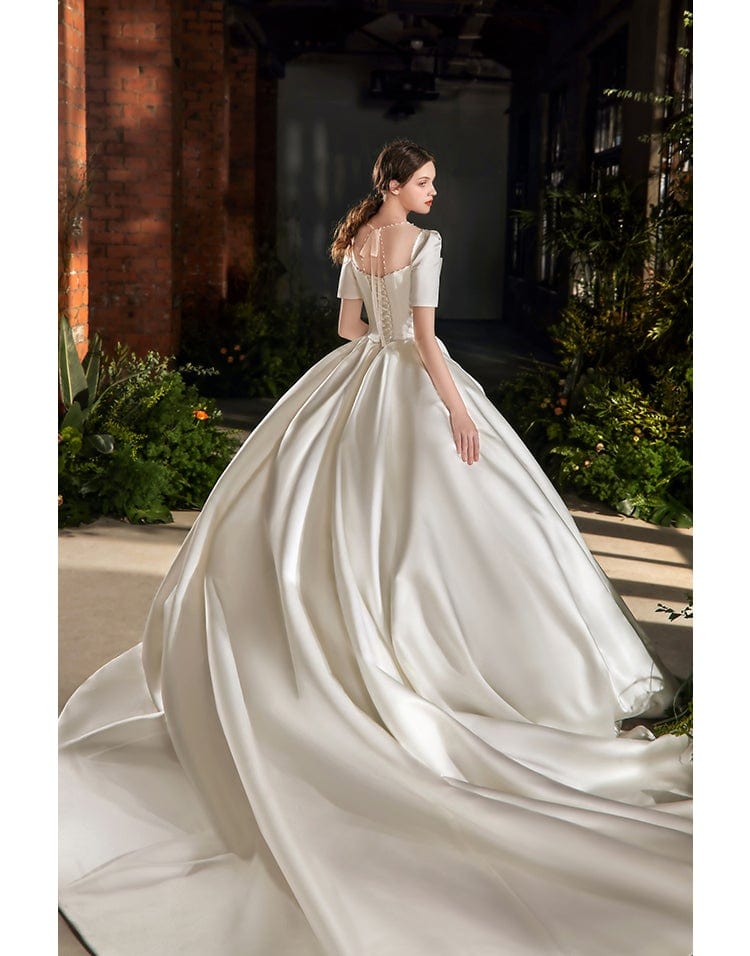 Váy cưới đuôi cá cổ điển: Thiết kế không thể bỏ qua trong mùa cưới 2019!